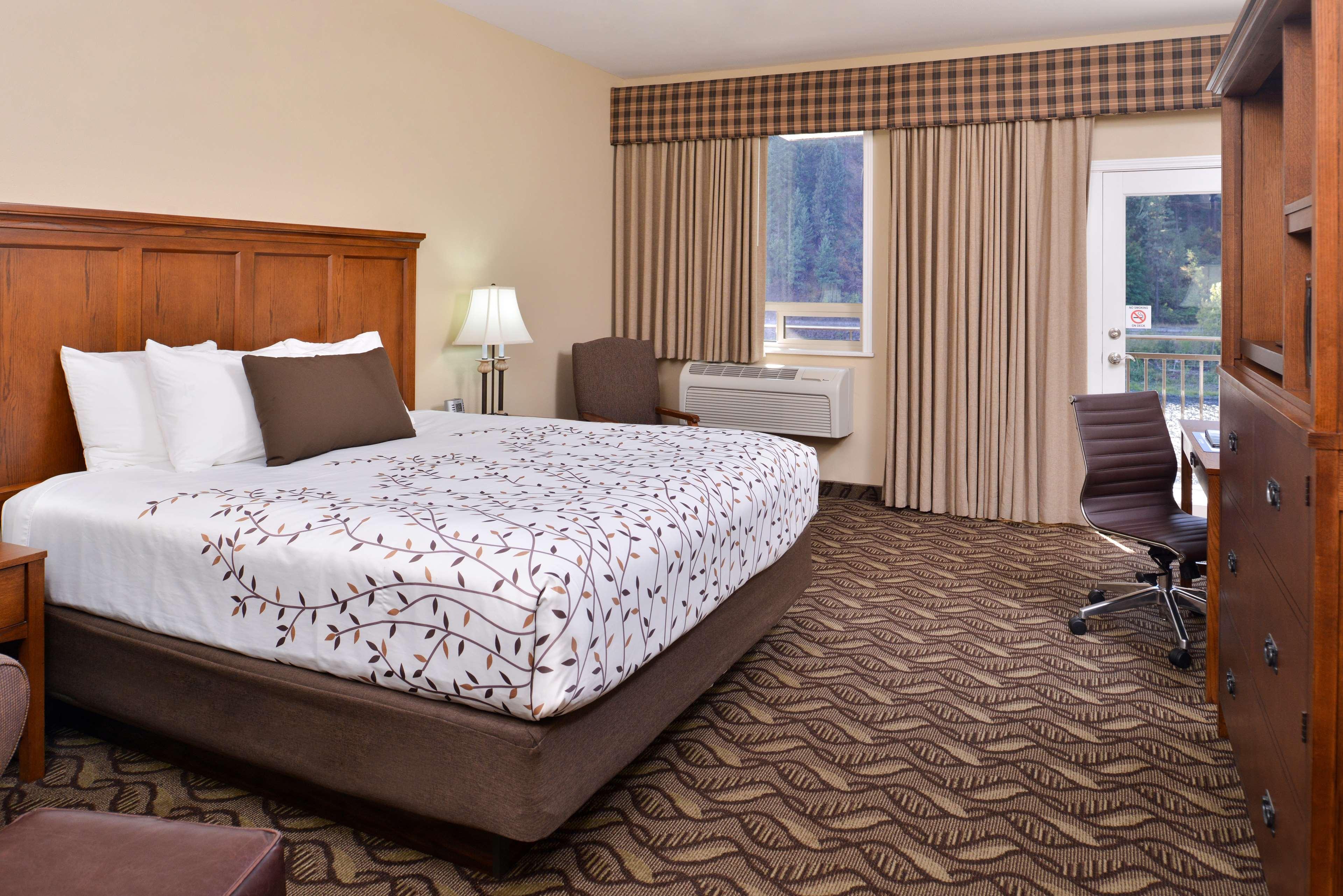 Western At River's Edge 3*