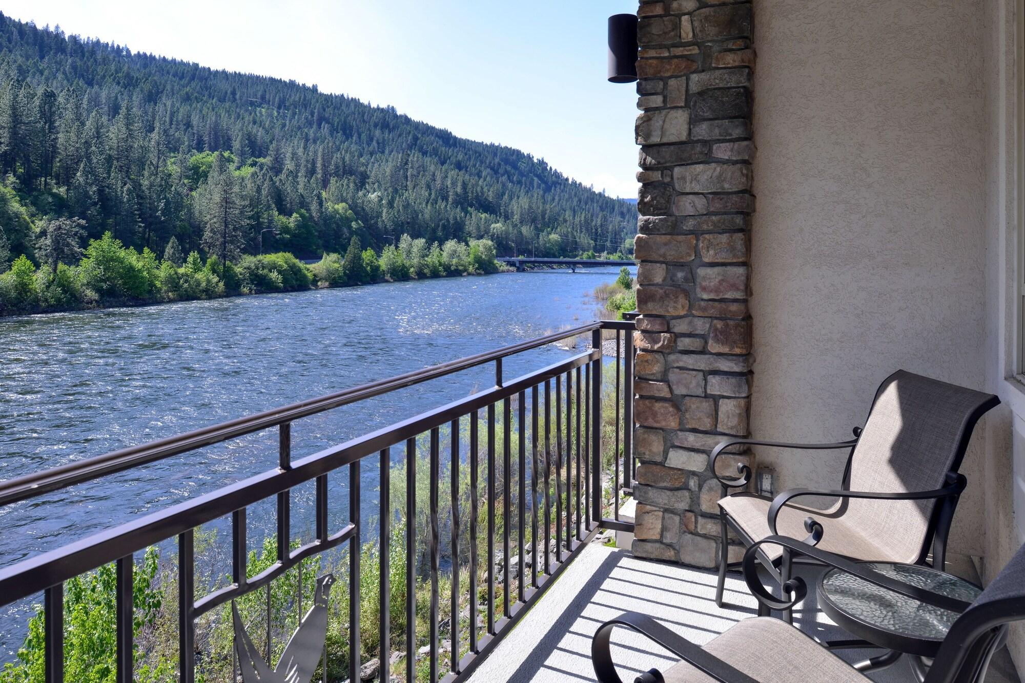 Hotel Western At River's Edge