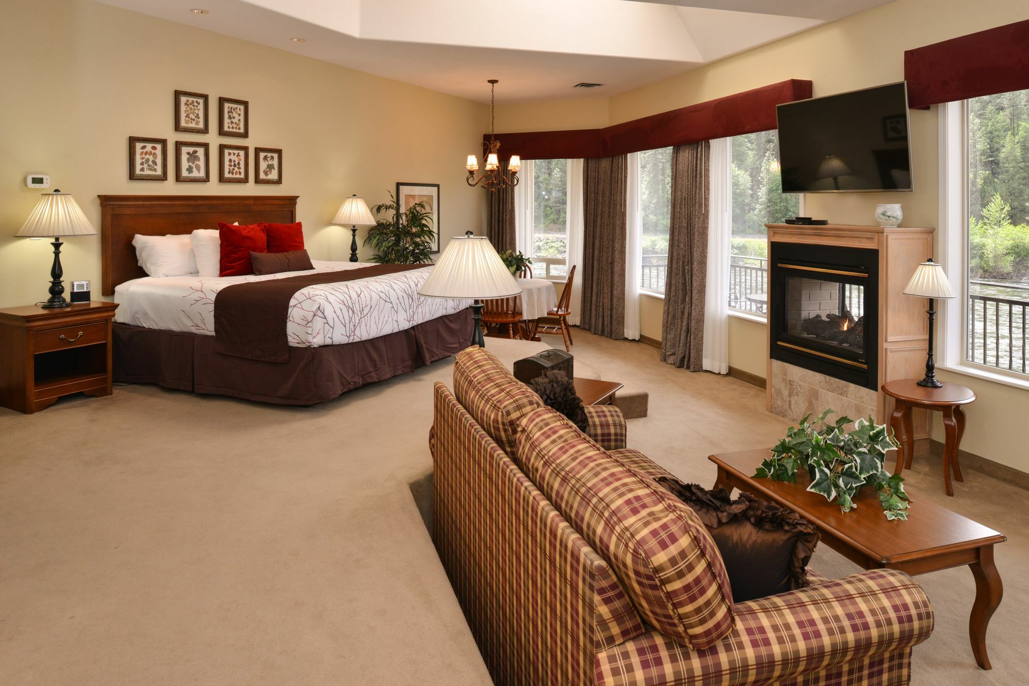 Hotel Western At River's Edge 3*