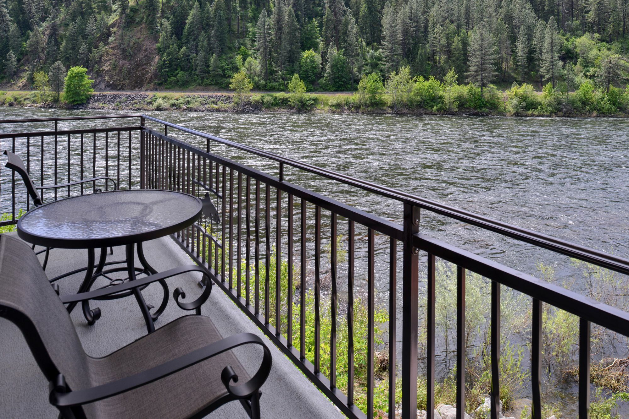 Hotel Western At River's Edge