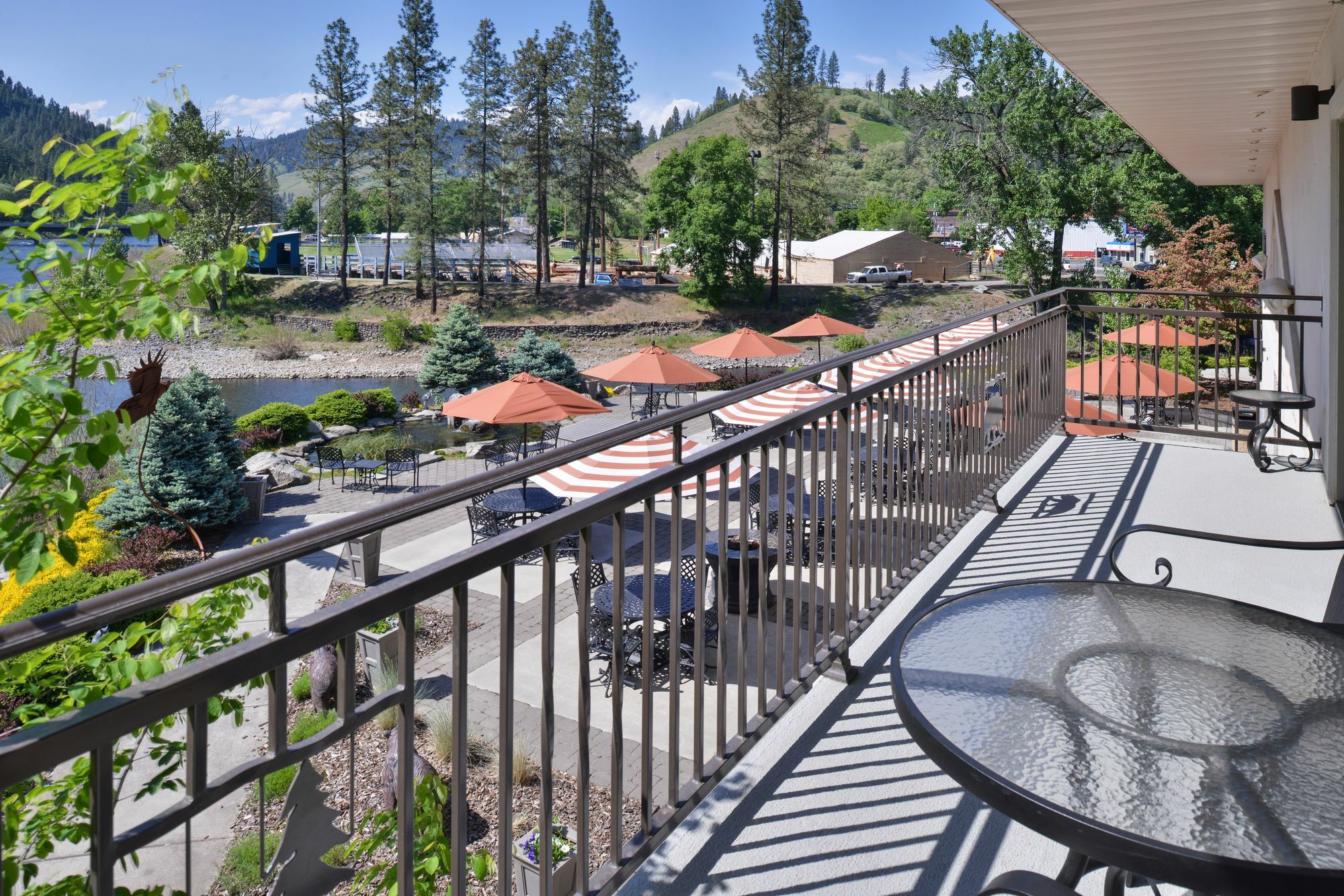 Hotel Western At River's Edge 3*